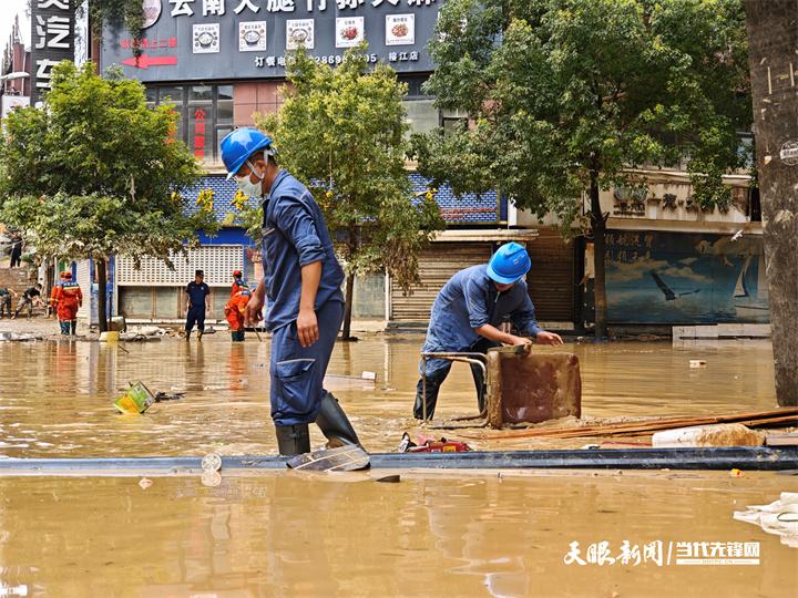 再遭洪峰过境 1.6万余人次日夜奋战抢修复电(图2)