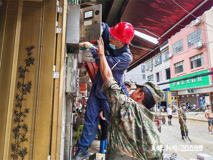 再遭洪峰过境 1.6万余人次日夜奋战抢修复电(图3)