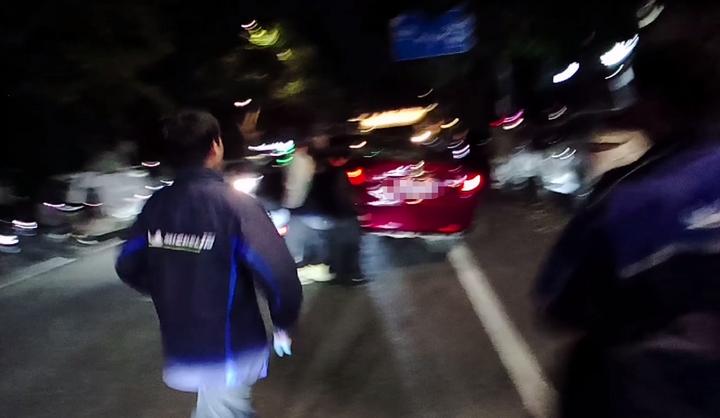 “我们一起来!”秀洲街头,十多名陌生人一拥而上!(图4)