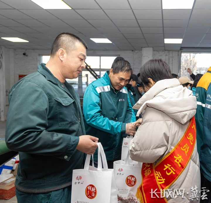 这座城,那群人 最美志愿红丨唐山志愿者暖心守护 “城市美容师”