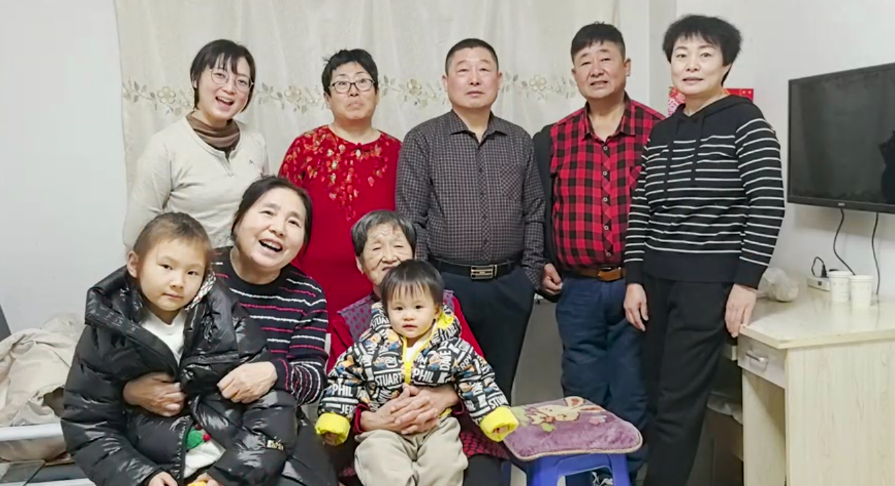 寸心护朝夕 微光暖寒程—八旬母亲任瑞芬 六十余载守护智障儿子 社区温情帮扶暖人心