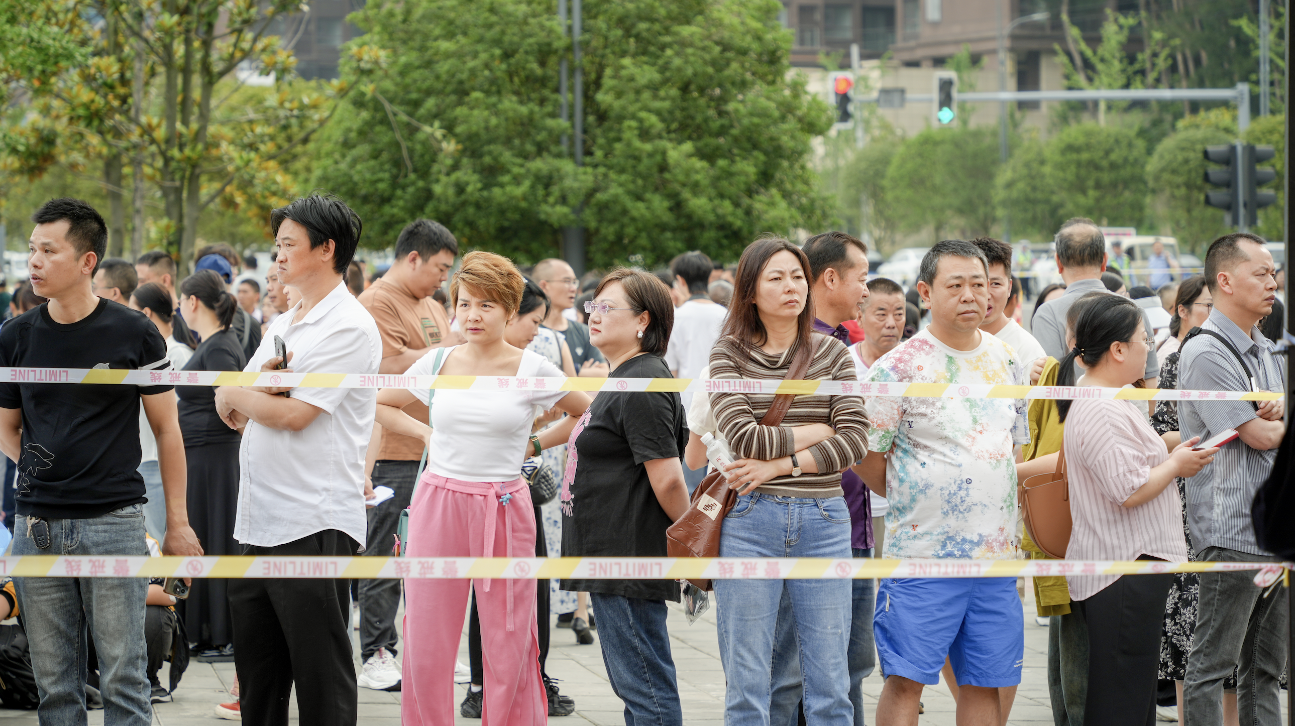 2025年高考贵安新区考点现场：暖心护考 陪伴前行
