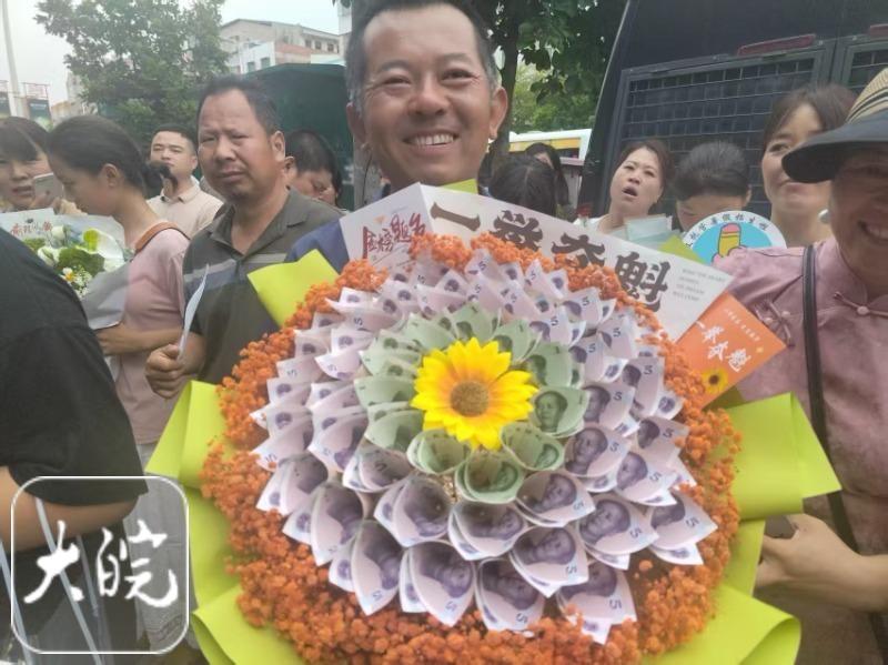 考生家人的“花式”祝福（组图）