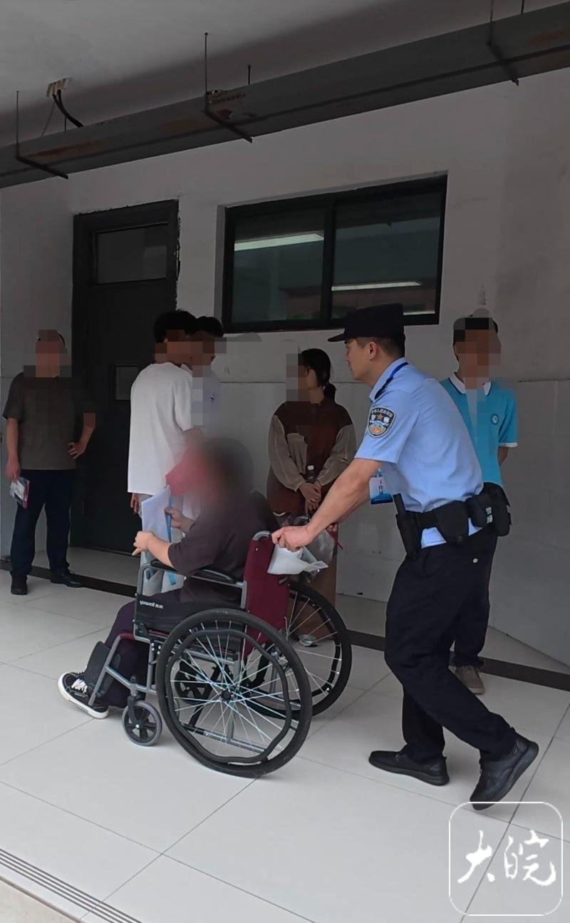 六安一考生腿部受伤，民警推轮椅护送