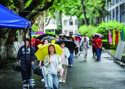 高考首日遇暴雨，南京多部门联动保畅通