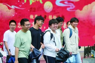高考首日，南京市3.3万名考生从容应考