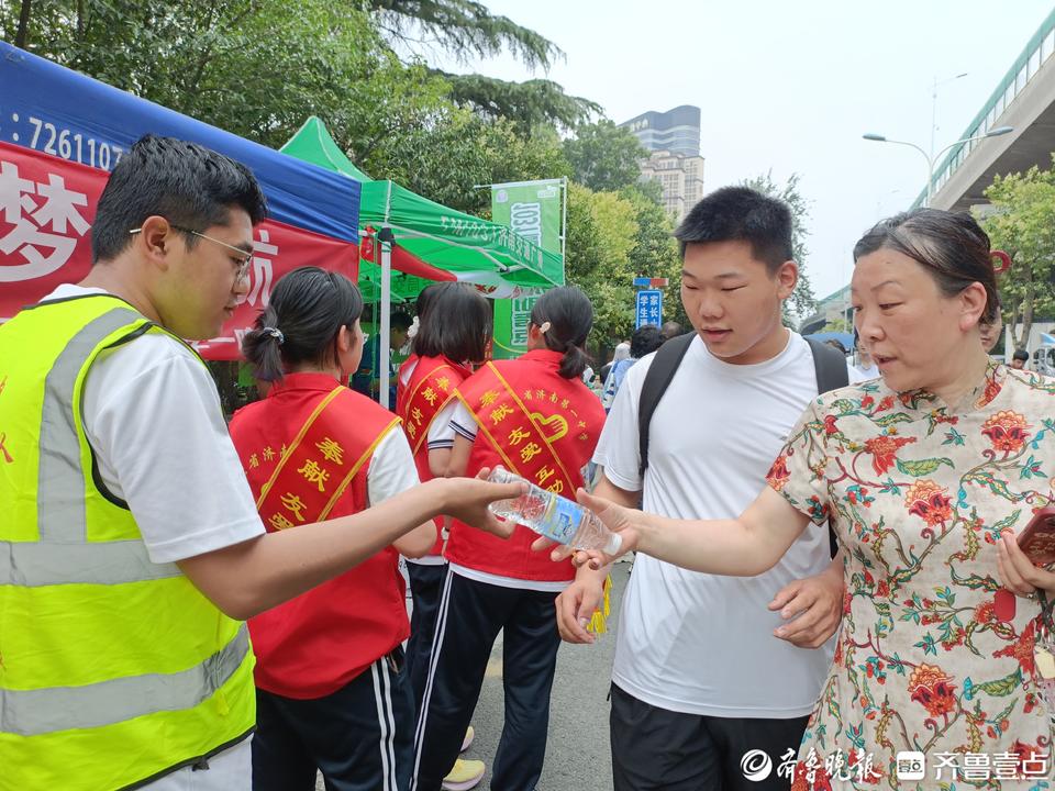考场外的爱心接力！济南一中信合志愿服务队四年温情护航高考