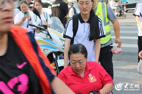 淄博市淄川区爱心送考进行时：雷锋车队温暖残疾家庭高考路