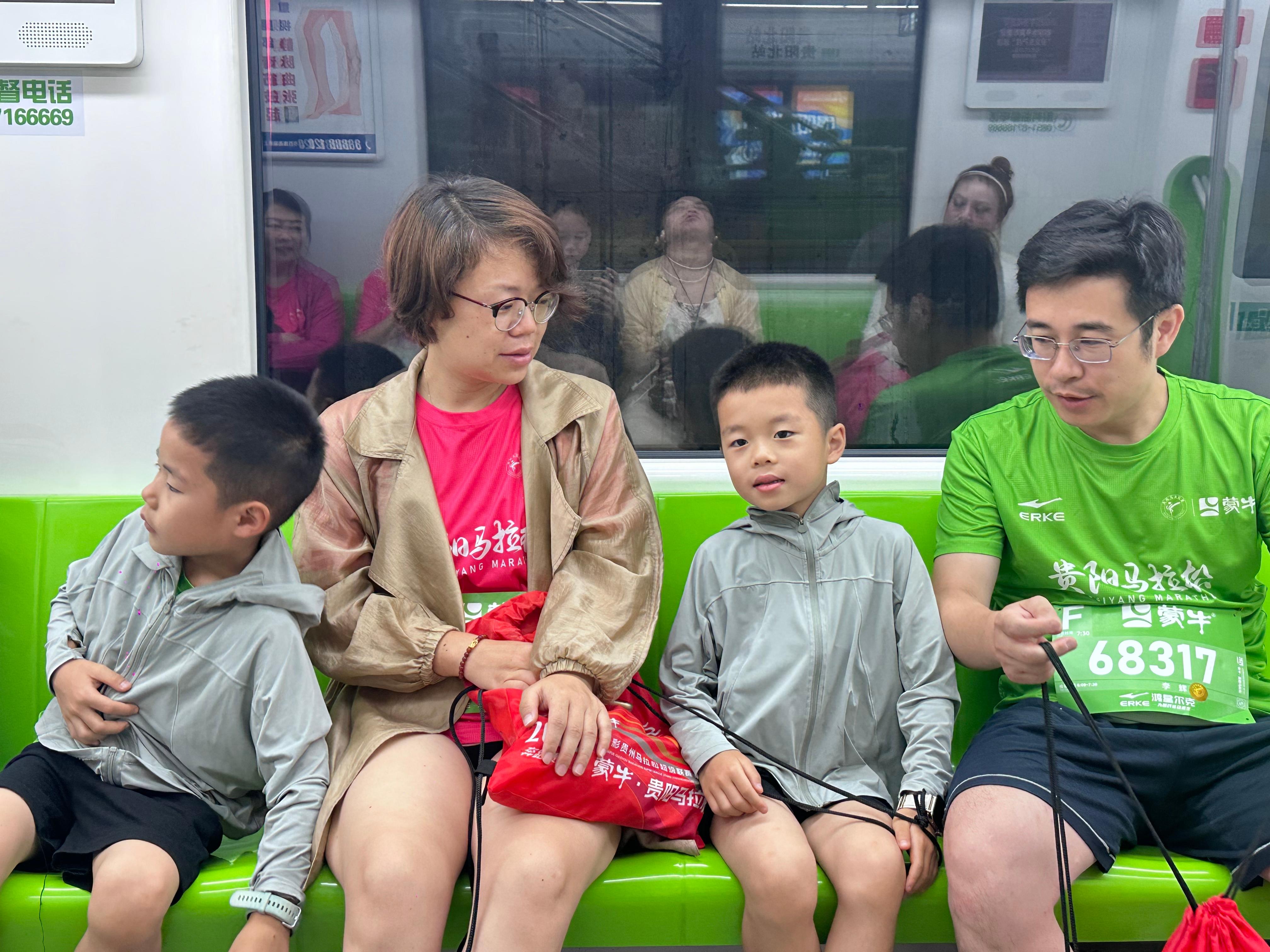 2025贵阳马拉松｜一家四口上阵迷你跑：享受过程最重要