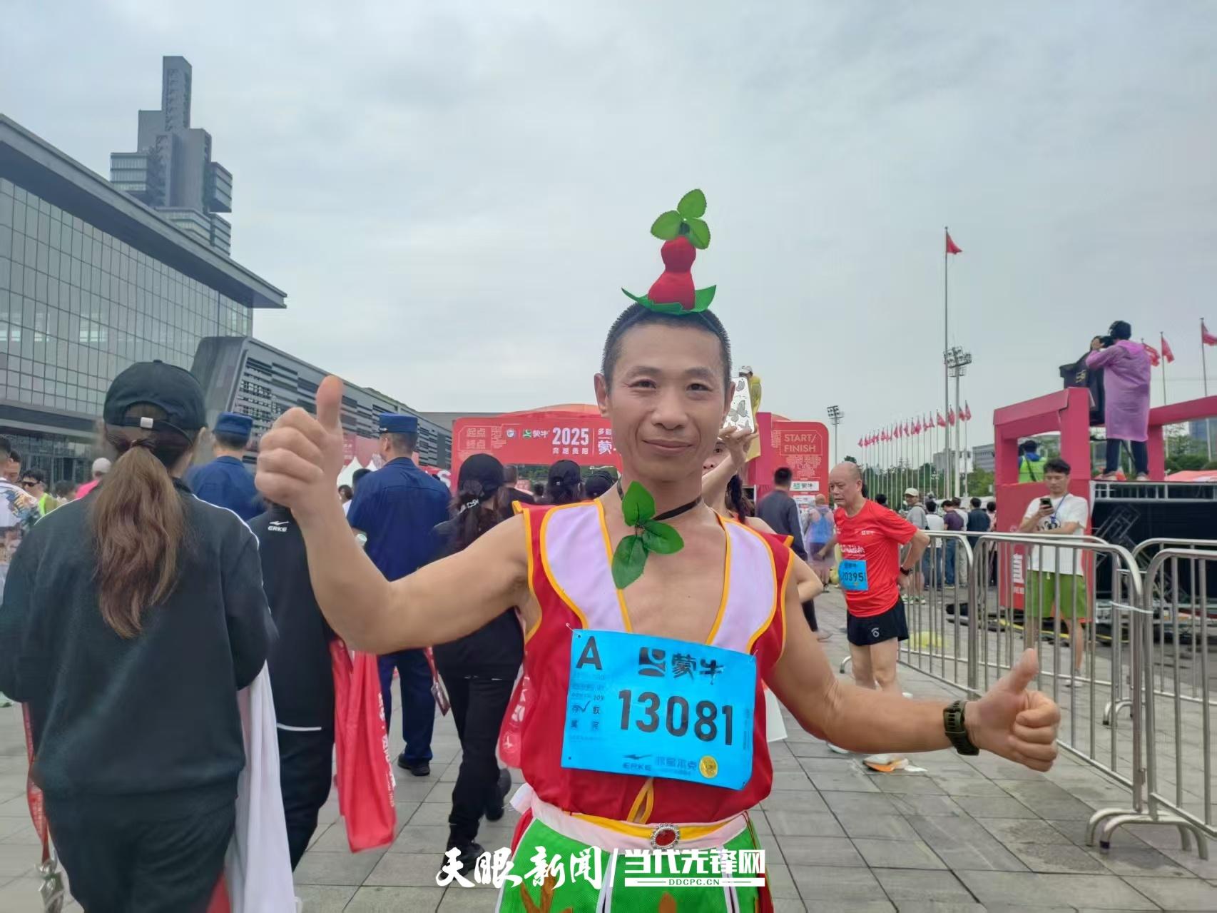 葫芦娃大叔穿战袍跑贵阳马拉松，向广大跑友发出邀请