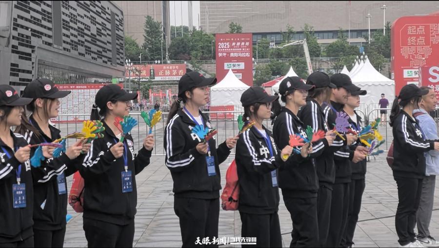 “恭喜完赛！”贵州商学院144名“青春助威团”为贵马选手送上最暖冲刺礼