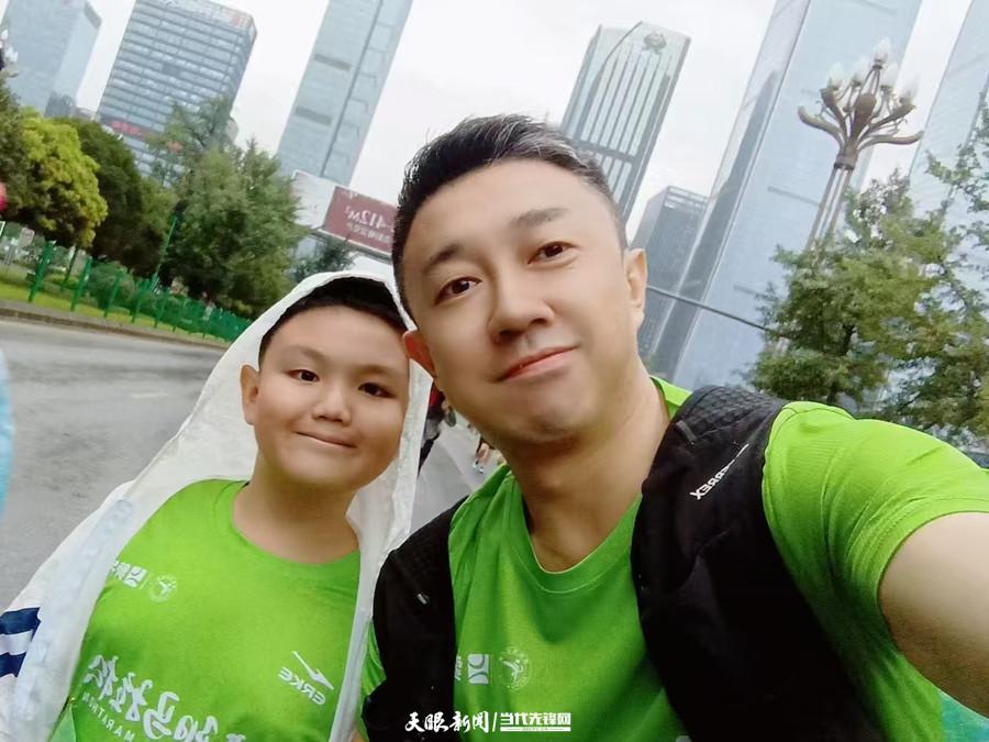 2025贵阳马拉松｜跑者韩妮涛：带孩子体验参赛乐趣 感受运动魅力