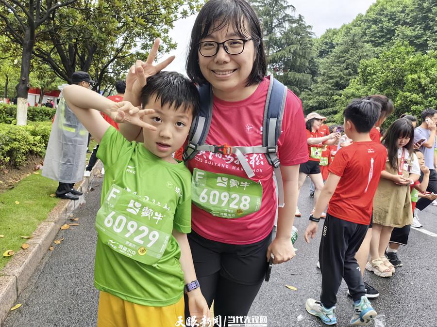 2025贵阳马拉松｜跑者周博扬：明年继续带孩子参加比赛