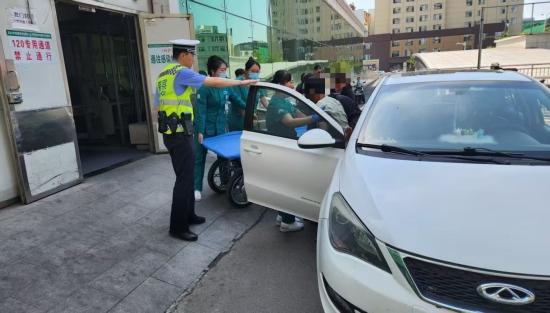高速口上演生死时速，民警紧急开辟“生命通道”