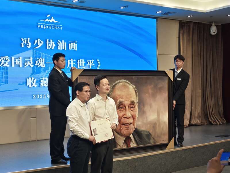《爱国灵魂——庄世平》油画入藏中国华侨历史博物馆