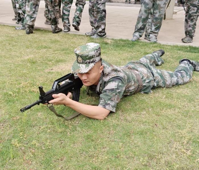 网上有人公然晒枪 民兵小伙协助警方依法查缴