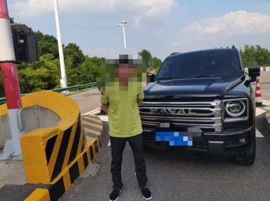 离谱！无证“组团”开车上高速 双双领罚单 拘留