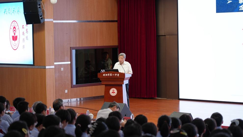福建福耀科技大学校长王树国到安阳与学子互动交流
