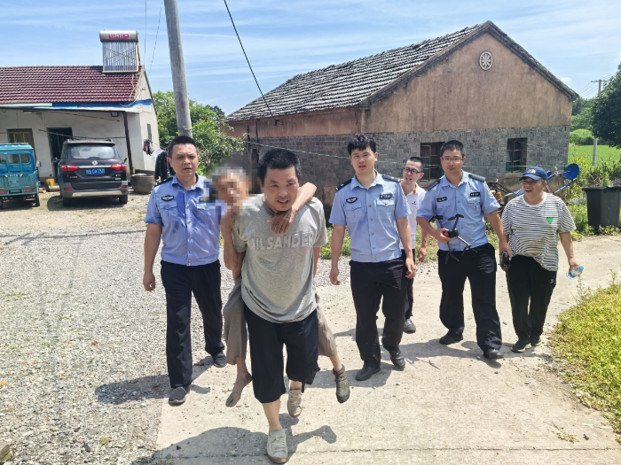 八旬翁农田劳作犯病，滚落山沟被困整夜