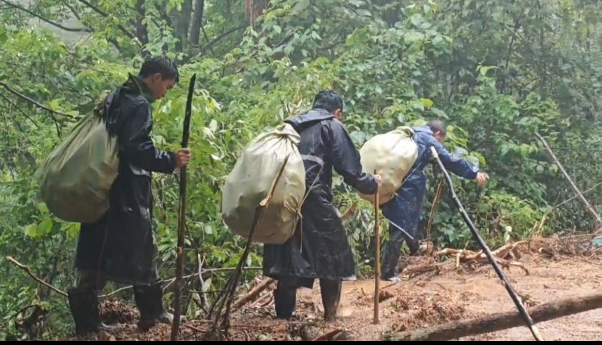 暴雨中徒步三小时进山为撤离群众送物资｜丹寨县排调镇抗洪救灾一线见闻