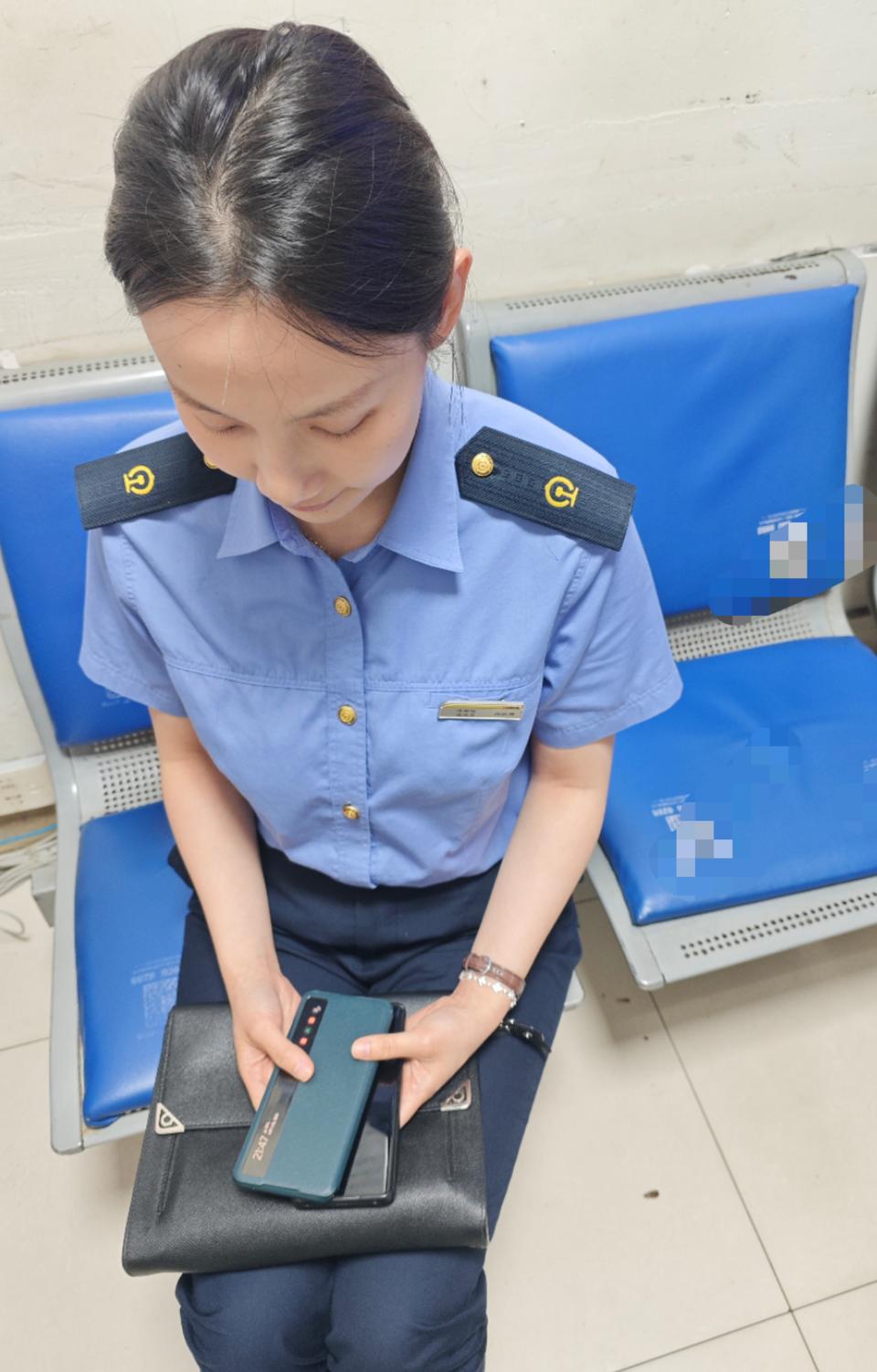 拾金不昧暖人心，小小善举显真情