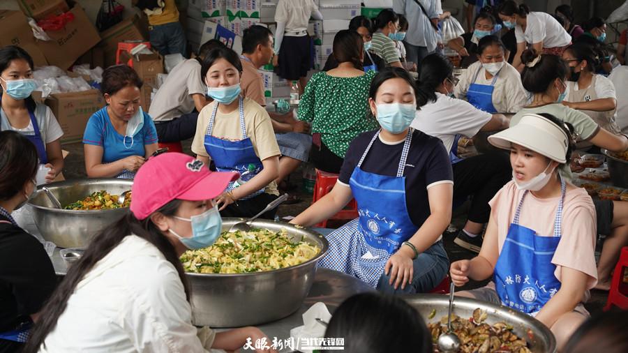 榕江洪灾中的“民间炊事班”：忠诚镇群众自发煮热饭 不能让大家挨饿