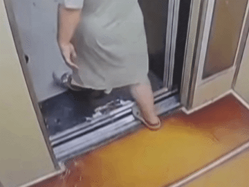 妻子刚出电梯就被毒蛇咬伤！丈夫“教科书式”急救保命