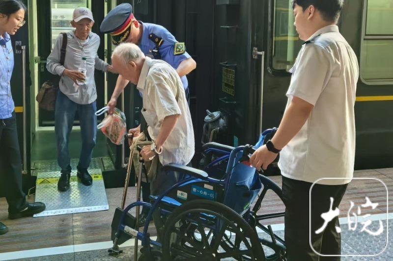 两位老人乘车，列车人员温情相伴