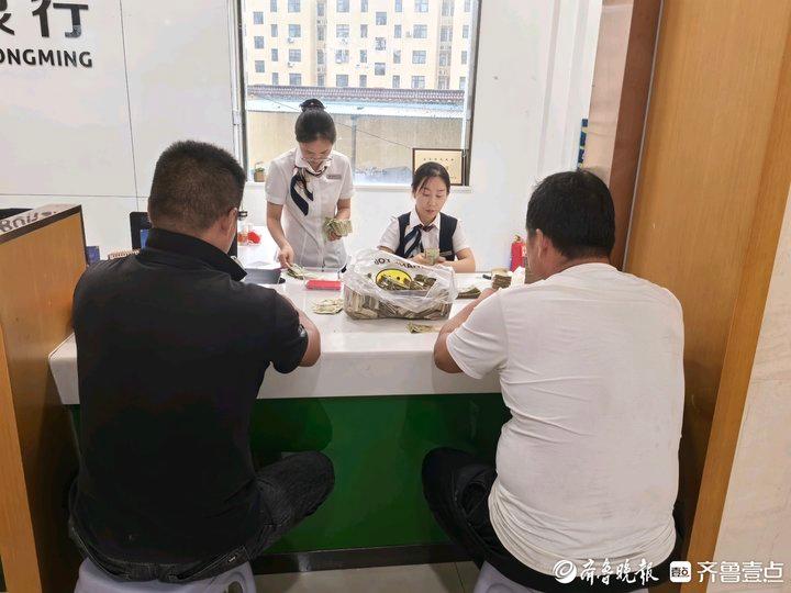东明农商银行营业部暖心服务兑换零钱 获客户好评