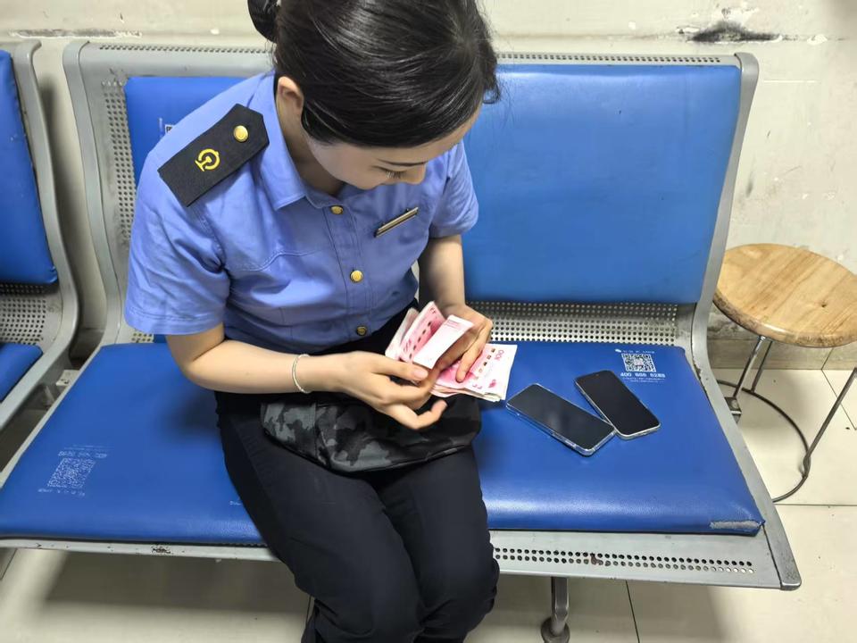 粗心旅客腰包遗落，曲阜东站拾金不昧暖心归还