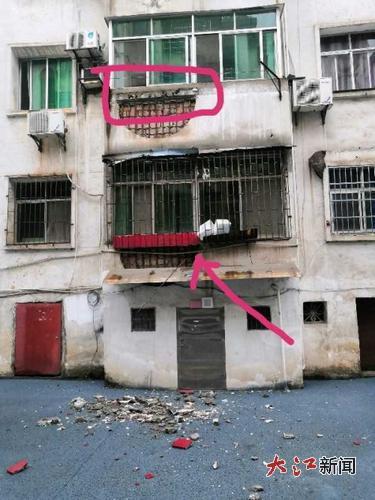 小区阳台外墙年久失修，频频有碎块掉落