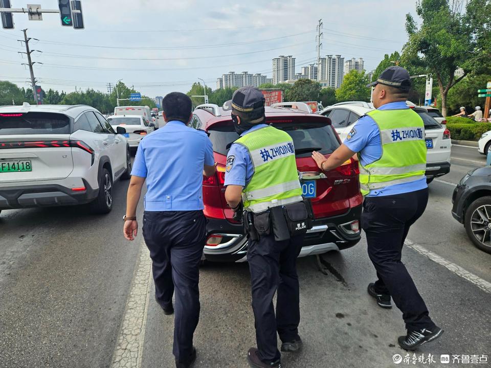 轿车抛锚路中央“添堵”，交警及时推车“解围”