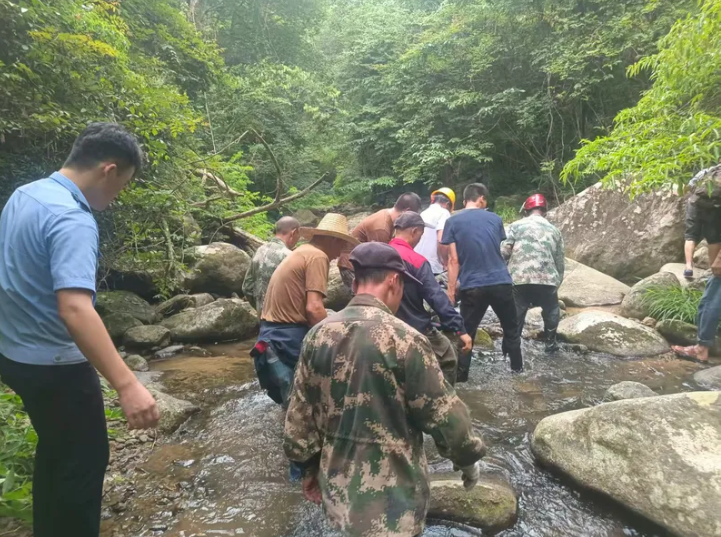 三明明溪：7小时深山营救 受伤采菇男子成功脱险
