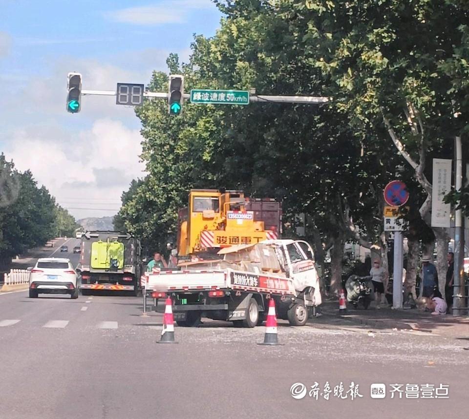 情报站|日照五莲黄海路两货车相撞，后车车头变形，玻璃碎落一地