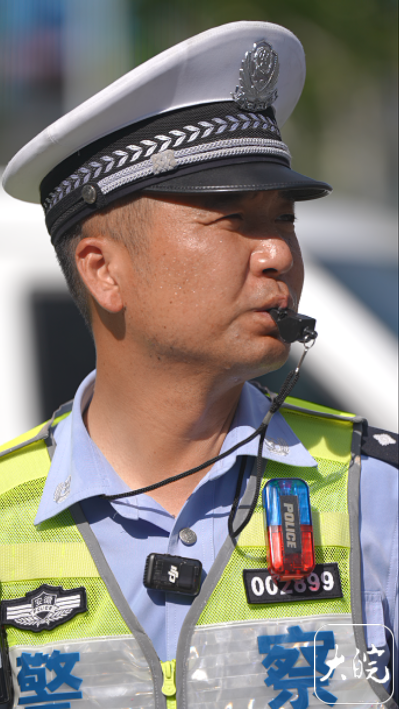 热浪滚烫的“手”护者 | 最美警色，交警蜀黍的“酱油肤”