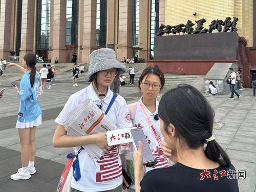 这群浙江大学生为啥在南昌街头卖《江西日报》？