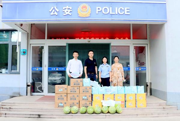 青岛平度：绿城・春风雅园为一线工作人员送清凉