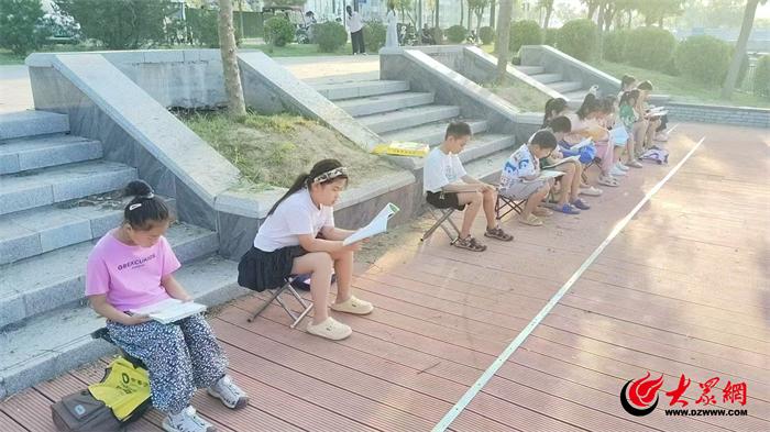 定陶区：暑假“好声音” 开在公园里的“早读班”