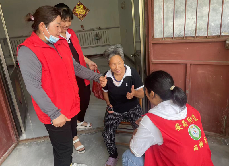 安居街道胡庄村开展“情暖失能老人，爱心打扫卫生”志愿服务活动