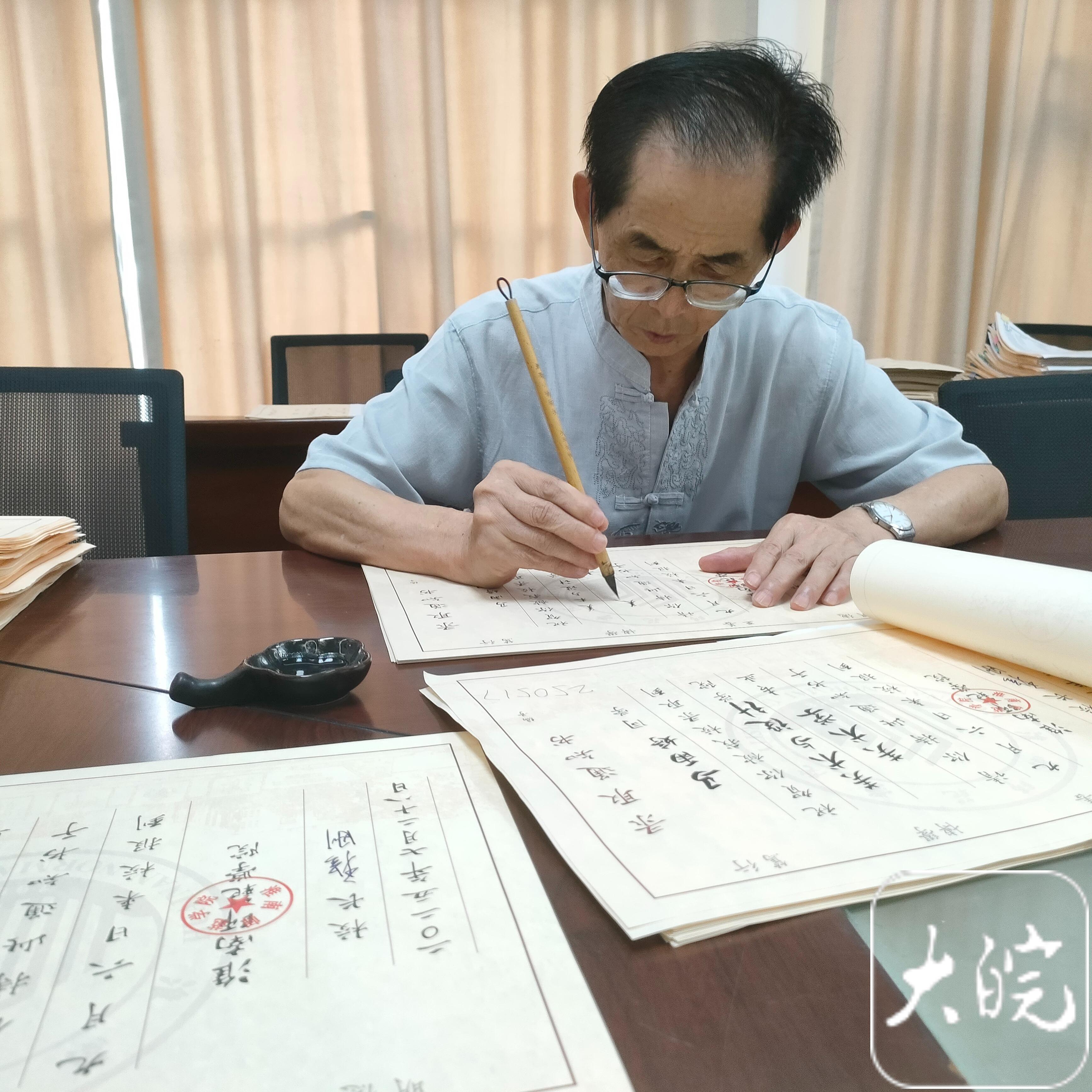 安徽一高校连续三年手写录取通知书 向新生传递一丝不苟的治学精神