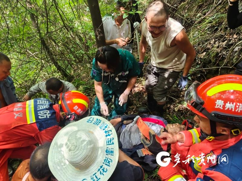 汇川区七旬老人深山采药失联，消防3小时成功营救