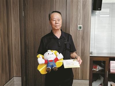 从四面八方瞬间集结！杭州市中心男童被压，二十多位市民抬车相救