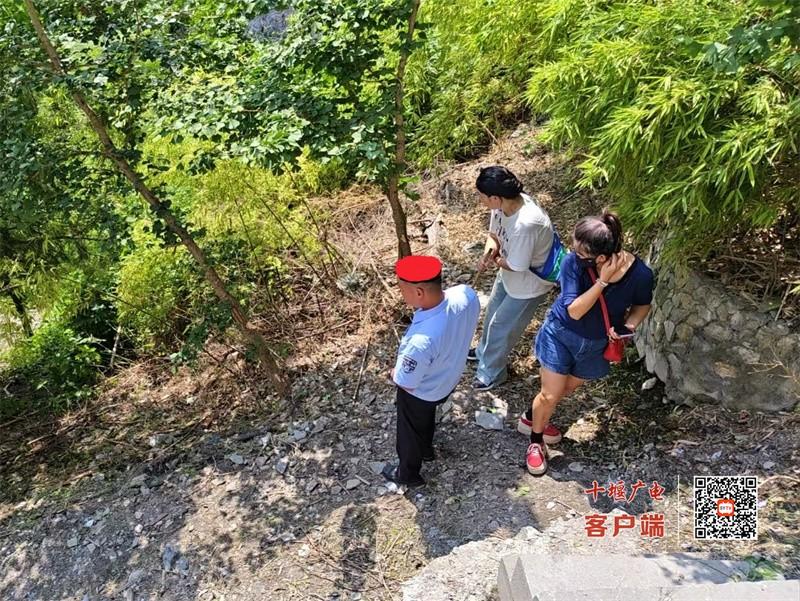 武当山景区多方联动4小时寻回游客遗失挎包 用行动诠释“游客至上”