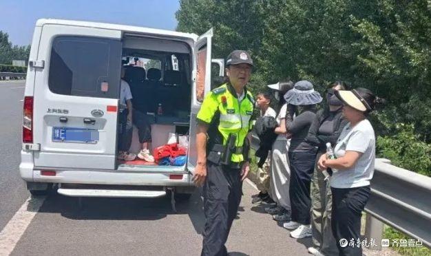 车辆“罢工”，34名乘客滞留高速，多亏了他们紧急出手