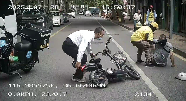 男子骑电瓶车不慎摔倒 济南公交驾驶员与“外卖小哥”联手相助