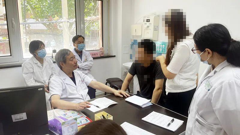 孙建方教授济南会诊记：当“百变”皮肤病遇上“火眼金睛”