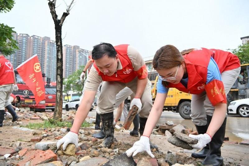 暴雨袭击，山洪冲进肇庆市区，这一抹 “大唐红”挺身而出