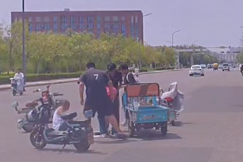 “举手之劳，我们应该做的！”夏津高中生与市民合力救助八旬老人