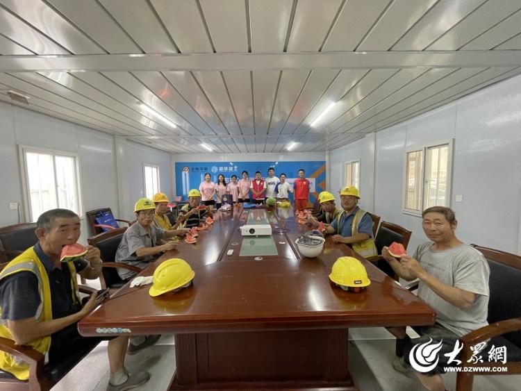 “夏日送清凉 工学心连心” 薪火红延志愿服务队走进楚丰社区慰问一线工人