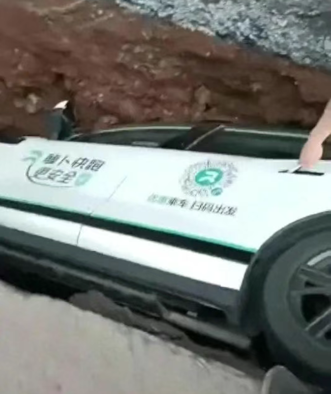 萝卜快跑坠3米深坑，乘客攀梯脱险，客服仍强调 “安全是无人驾驶第一准则”